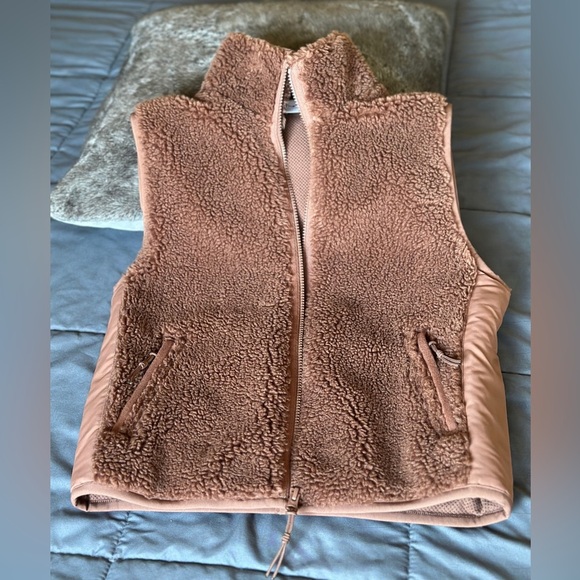 Aritzia Tna Cody Massive Polar Vest - Picture 7 of 11